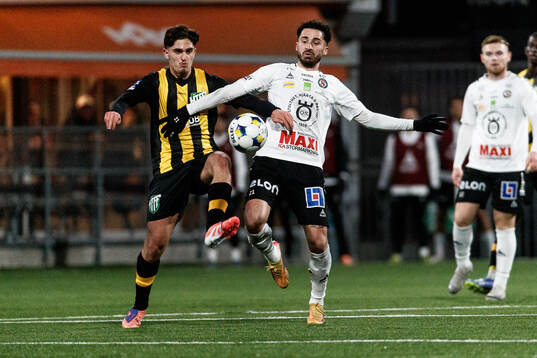 Hammarby TFFs Adrian Lahdo och Örebros Simon Amin