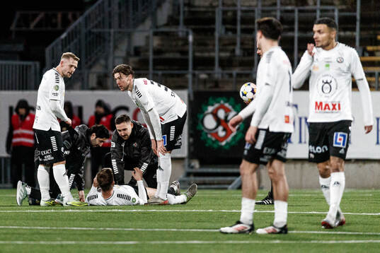 Örebros Hampus Söderström har ont och får vård