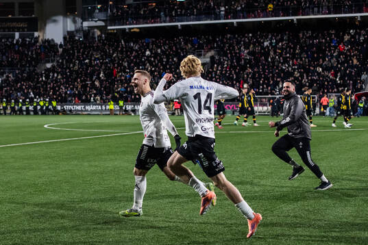 Örebros Erik Andersson jublar med Ludvig Richtnér jublar