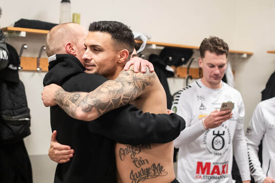 Örebros Ahmed Yasin jublar med tränare Patrik Haginge i