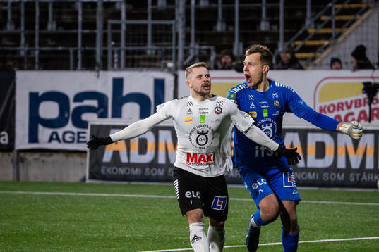 Örebros Erik Andersson och Jakub Ojrzynski jublar
