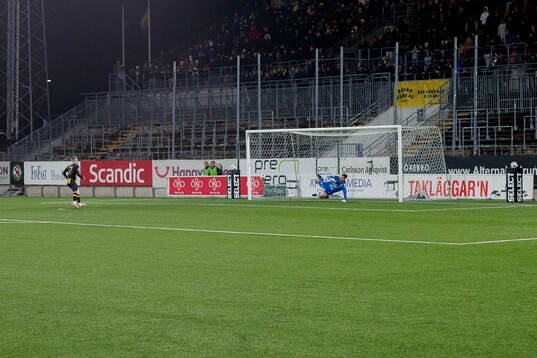 Hammarby TFFs Benjamin Laturnus sätter sin straff