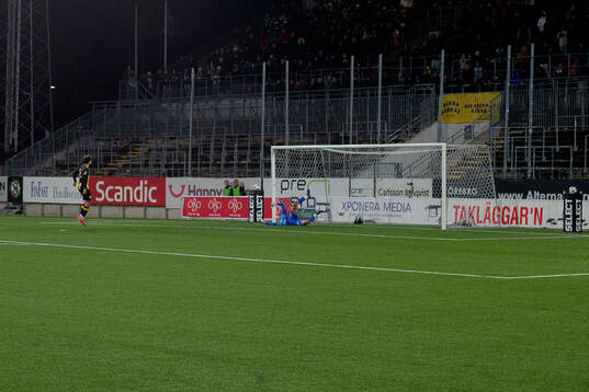 Hammarby TFFs Jordan Simpson sätter sin straff