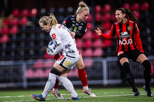 KIF Örebros målvakt Julia Langörgen, Veera Hellman och
