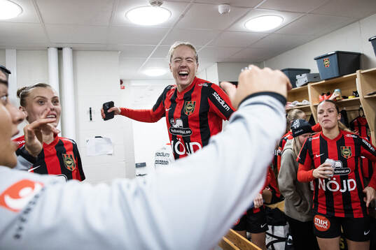 Brommapojkarnas Alice Ahlberg jublar