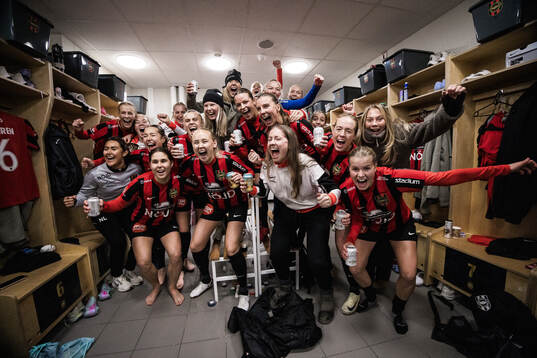 Brommapojkarnas spelare jublar