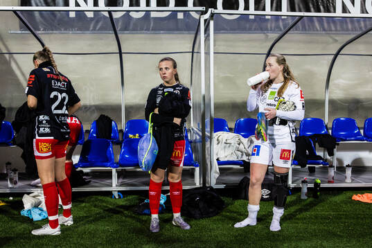 KIF Örebros Stella Lambertsson och målvakt Julia