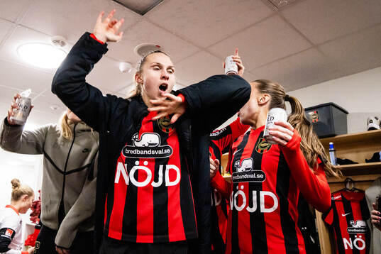 Brommapojkarnas Frida Thörnqvist jublar