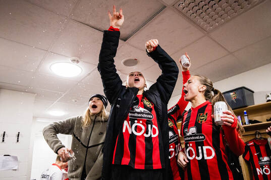 Brommapojkarnas Frida Thörnqvist jublar