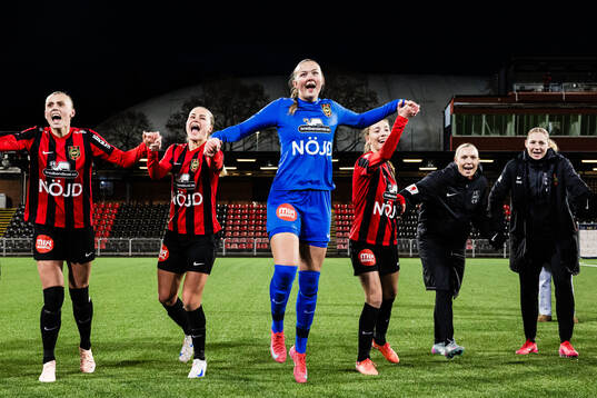 Brommapojkarnas målvakt Clara Ekstrand jublar med