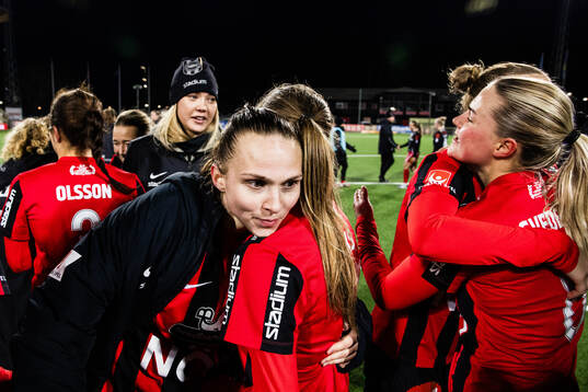 Brommapojkarnas Frida Thörnqvist jublar