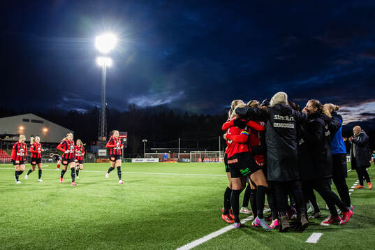 Brommapojkarnas spelare jublar