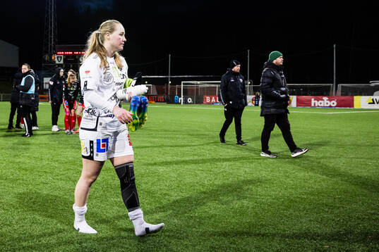 Brommapojkarnas målvakt Clara Ekstrand deppar