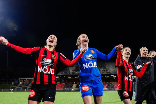 Brommapojkarnas målvakt Clara Ekstrand och Augusta Priks
