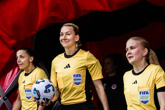 Domare Tess Olofsson (m) med assisterande domare Almira