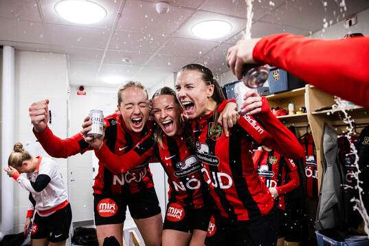 Alice Ahlberg, Isabelle Navrén och Louise Lillbäck jublar
