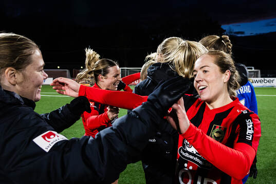Brommapojkarnas Alice Ahlberg jublar med lagkamrater