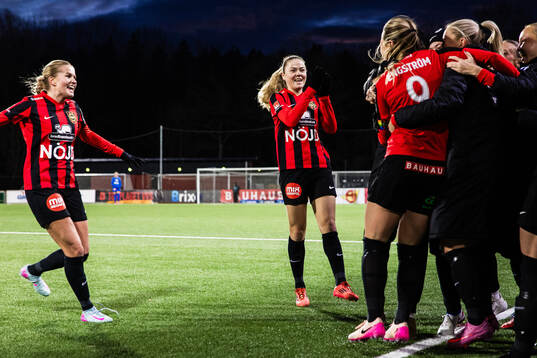 Brommapojkarnas Emma Engström (h) jublar med lagkamrater