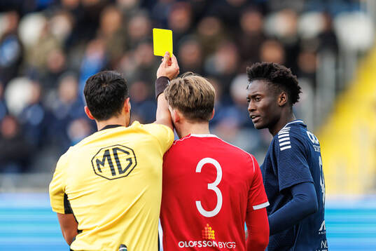 Utsiktens Mass Modou Sise tilldelas ett gult kort