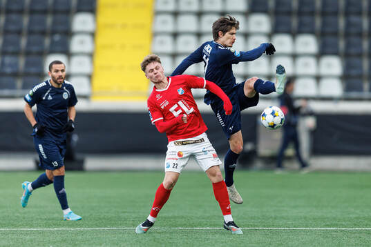 Norrbys Teo Helge och Utsiktens Robin Book fotbollsmatchen