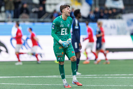 Norrbys målvakt Sebastian Banozic jublar