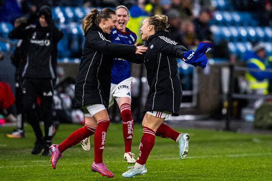 Olaug Tvedten of Vålerenga celebrates at the final whistle