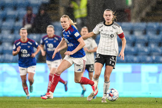 Karina Sævik of Vålerenga and Elin Sørum of Rosenborg