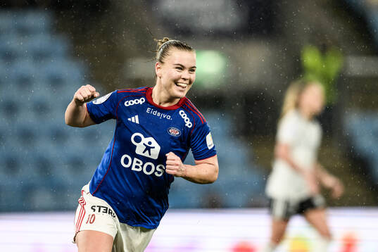 Olaug Tvedten of Vålerenga celebrates