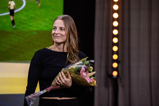 Anna Anvegård, tilldelas priset för årets mål