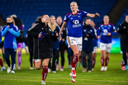 Olaug Tvedten and Karina Sævik of Vålerenga celebrates