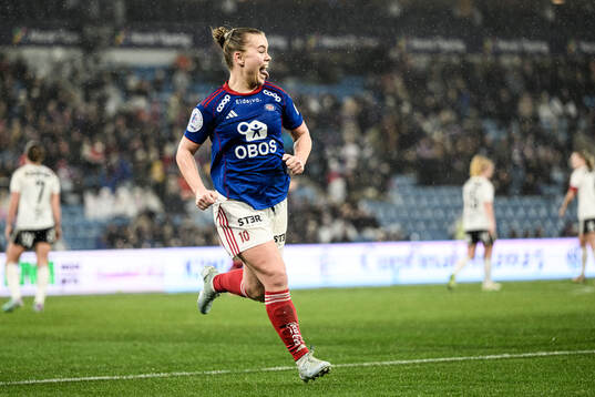 Olaug Tvedten of Vålerenga celebrates