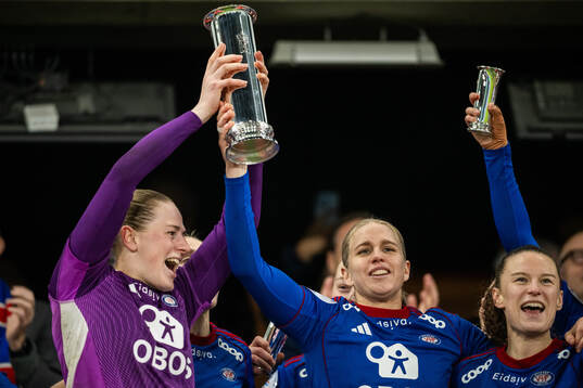 Goalkeeper Tove Enblom and Elise Thorsnes of Vålerenga