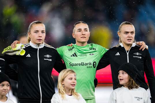 Synne Aunehaugen, goalkeeper Rugile Maria Rulyte and Elin