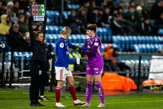 Elise Thorsnes and goalkeeper Tove Enblom of Vålerenga