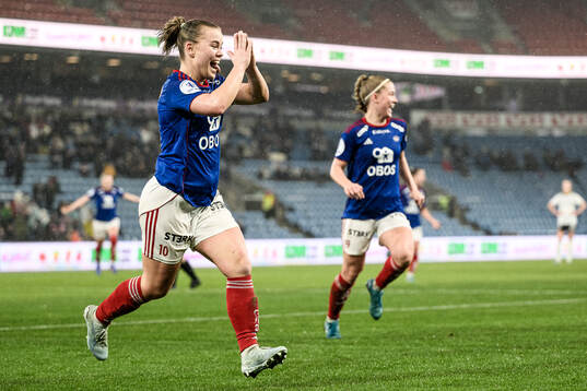 Olaug Tvedten of Vålerenga celebrates
