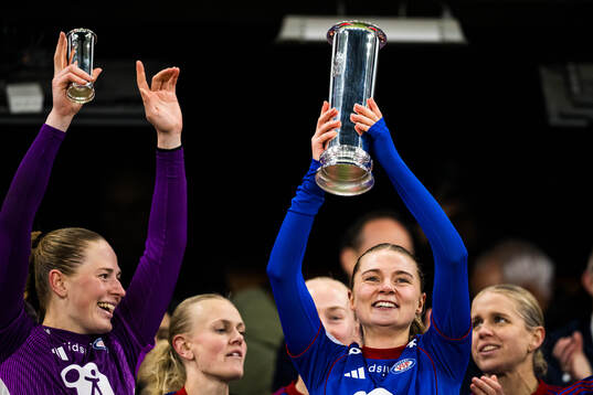 Eline Hegg of Vålerenga celebrates with the trophy