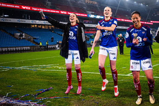 Eline Hegg and Karina Sævik of Vålerenga celebrates