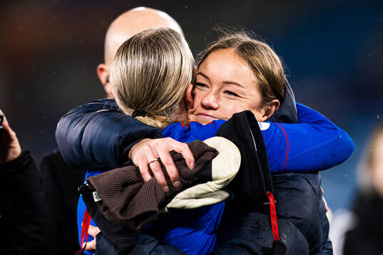 Elise Thorsnes of Vålerenga and Janni Thomsen