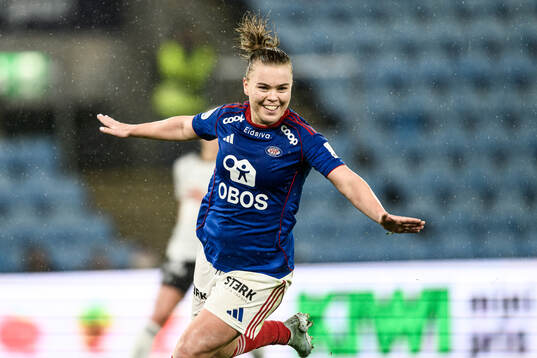 Olaug Tvedten of Vålerenga celebrates
