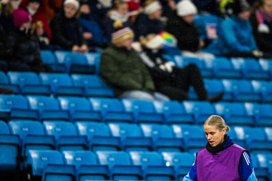Elise Thorsnes of Vålerenga warms up