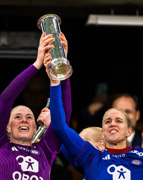 Goalkeeper Tove Enblom and Elise Thorsnes of Vålerenga