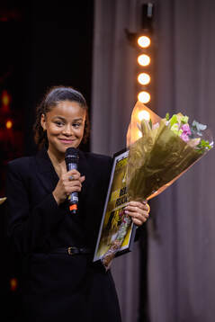 Felicia Schröder, BK Häcken, tar emot ungdomarnas pris