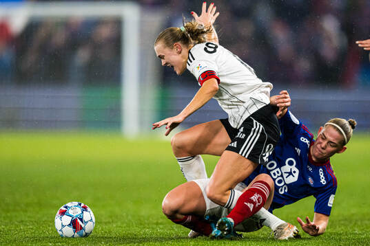 Elin Sørum of Rosenborg and Sædis Run Heidarsdottir of
