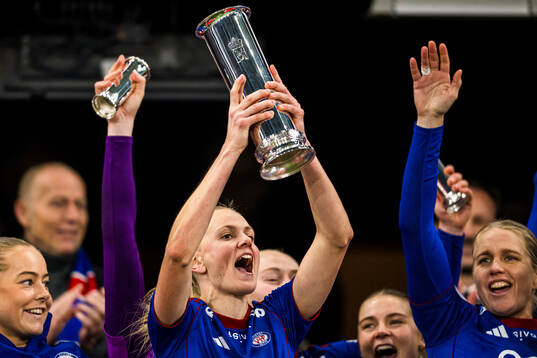 Karina Sævik of Vålerenga celebrates with the trophy