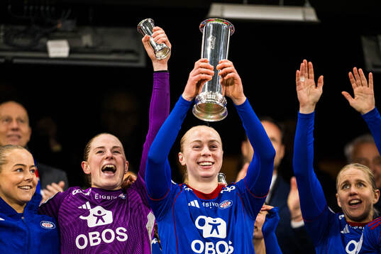 Sara Hørte of Vålerenga celebrates with the trophy
