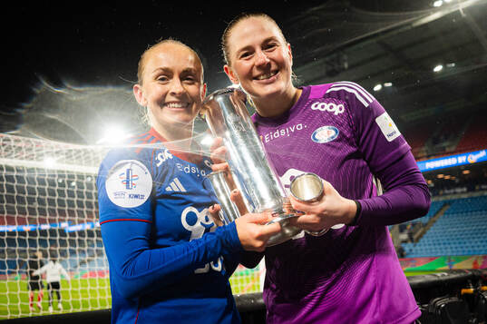 Michaela Kovacs and goalkeeper Tove Enblom of Vålerenga