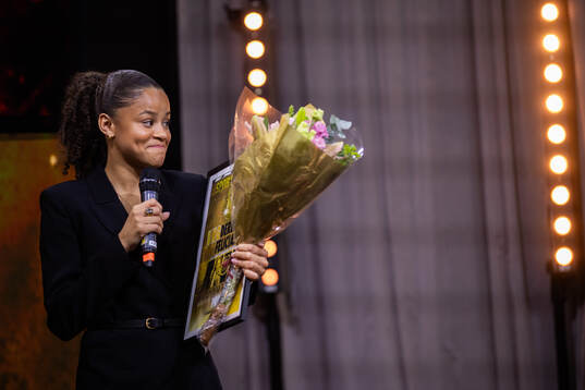 Felicia Schröder, BK Häcken, tar emot ungdomarnas pris