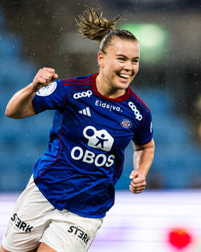Olaug Tvedten of Vålerenga celebrates