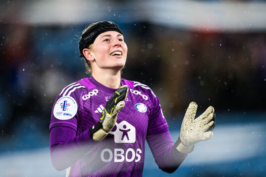 Goalkeeper Tove Enblom of Vålerenga celebrates