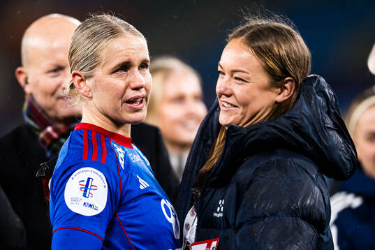 Elise Thorsnes of Vålerenga and Janni Thomsen